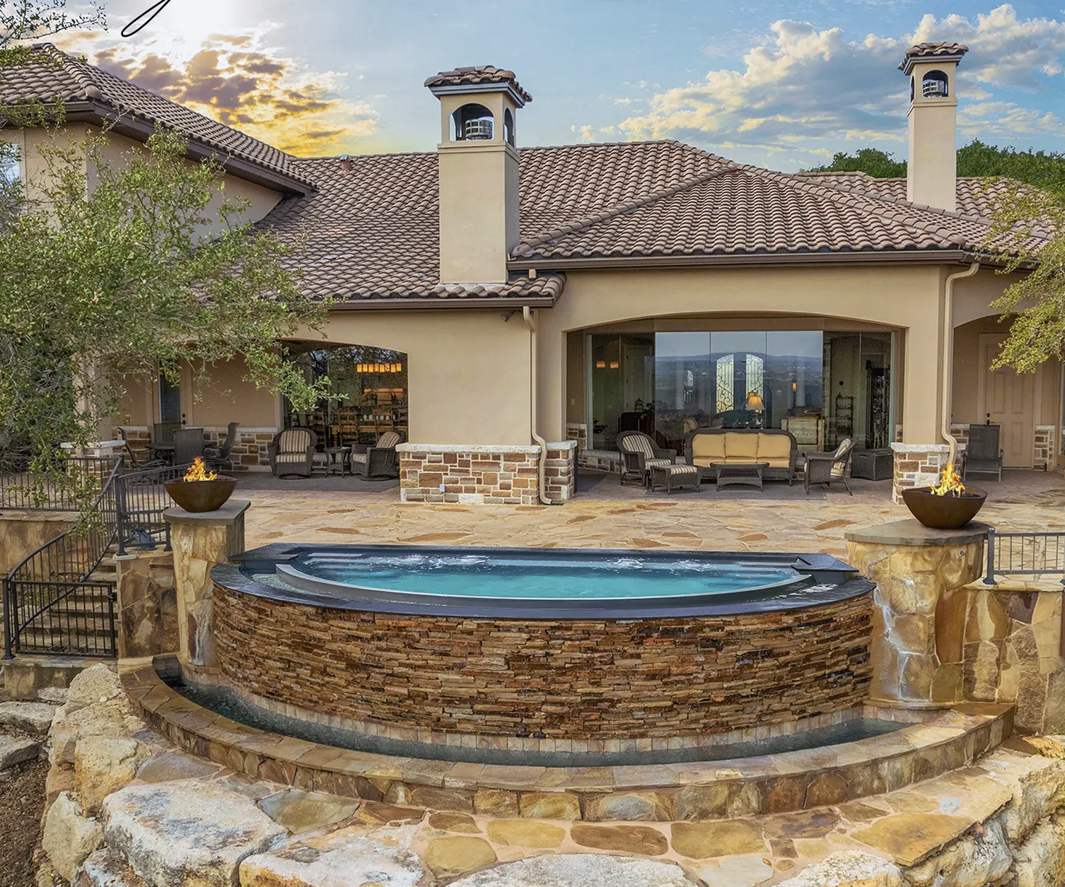 Niagara Fiberglass Pool – Infinity Edge Design by Baur Pools